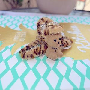 Small hair claw with brown teddy bear